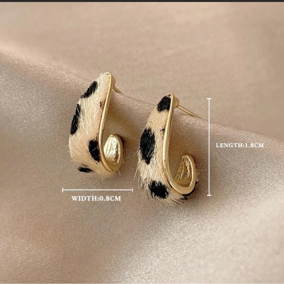 NWT Fuzzy Leopard Print Cuff Earrings - Picture 2 of 3